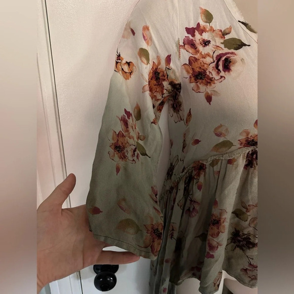 Gimmicks Floral Top high low cut Blouse in Cream Olive  XS BKE size #1283 - Picture 4 of 9